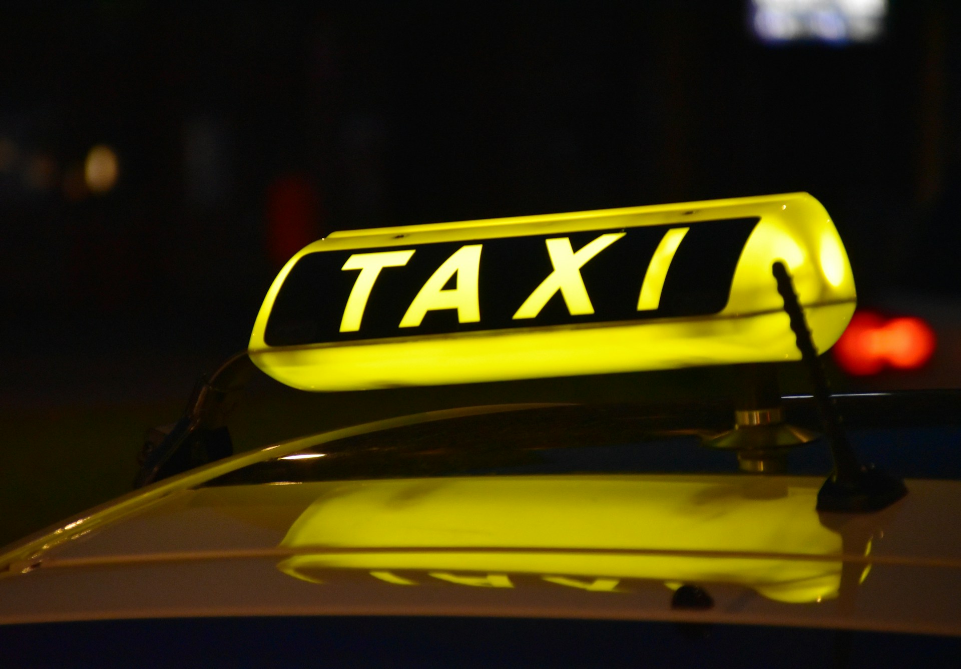 Gelbes Taxi in der Stadt – Taxiunternehmen Zwickau